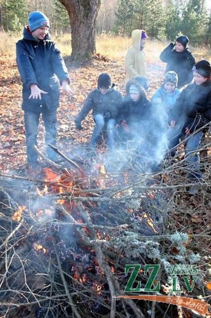 Salgales pamatskolas bērni ir ļoti zinoši, pēc mežā pavadīta vairāku stundu pārgājiena secina Valsts meža dienesta Konsultāciju pakalpojumu centra (KPC) speciālisti. Meža gidu vadībā 45 mazākie emburdznieki vakar vēroja rudens pārmaiņas...