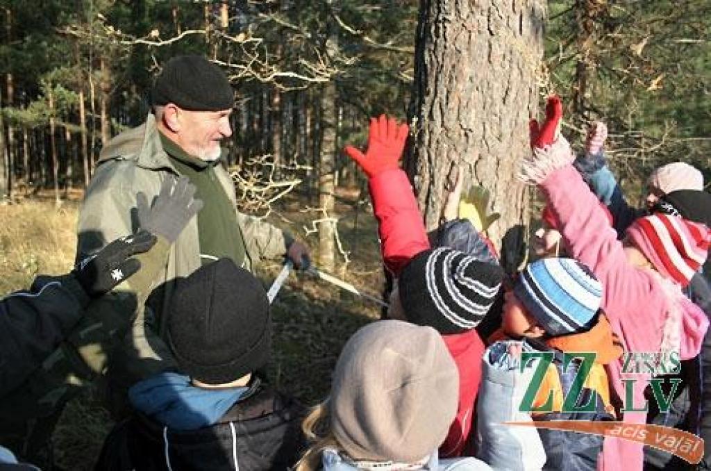 Salgales pamatskolas bērni ir ļoti zinoši, pēc mežā pavadīta vairāku stundu pārgājiena secina Valsts meža dienesta Konsultāciju pakalpojumu centra (KPC) speciālisti. Meža gidu vadībā 45 mazākie emburdznieki vakar vēroja rudens pārmaiņas...