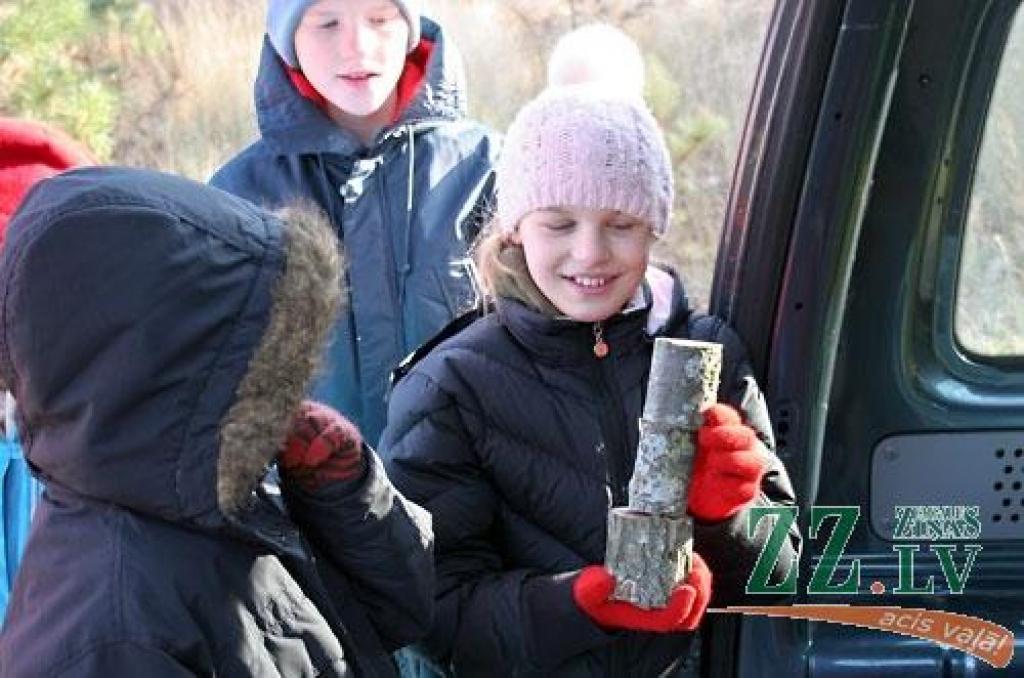 Salgales pamatskolas bērni ir ļoti zinoši, pēc mežā pavadīta vairāku stundu pārgājiena secina Valsts meža dienesta Konsultāciju pakalpojumu centra (KPC) speciālisti. Meža gidu vadībā 45 mazākie emburdznieki vakar vēroja rudens pārmaiņas...