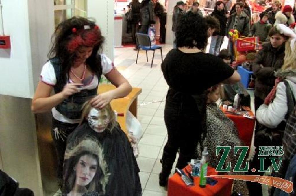 31.oktobra naktī, no pulksten 21.00 līdz pulksten 24.00 Jelgavas tirdzniecības centrā «Vivo centrs» spokojās ne tikai mošķi un cenas, bet arī pircēji un apmeklētāji. Varēja novērot jautru un pārsteidzošu pilsētnieku pieplūdumu, kādu laikam...