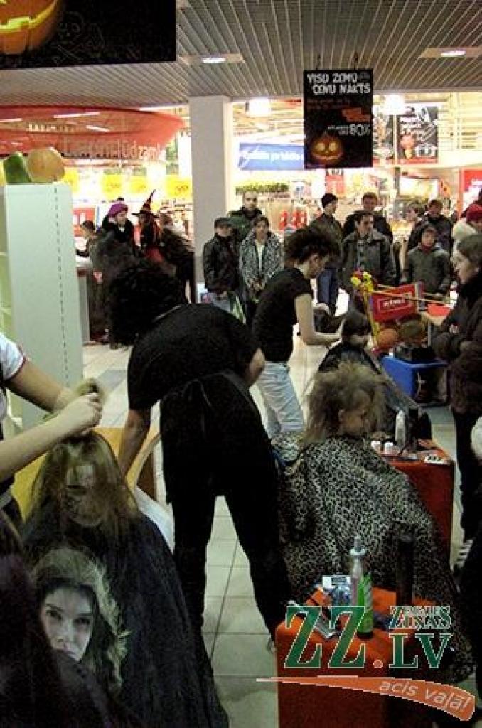 31.oktobra naktī, no pulksten 21.00 līdz pulksten 24.00 Jelgavas tirdzniecības centrā «Vivo centrs» spokojās ne tikai mošķi un cenas, bet arī pircēji un apmeklētāji. Varēja novērot jautru un pārsteidzošu pilsētnieku pieplūdumu, kādu laikam...