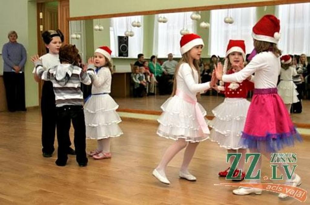 Putniņu deja, Sudmaliņas, dziesmiņas, pikošanās ar baltiem baloniem un citi prieki gaidīja mazuļus Jelgavas bērnu jauniešu centra «Junda» Bēbīšu skolas eglītē, kas notika pirmdienas pirmspusdienā.
«Mūsu Adrians skoliņas nodarbības gaida....