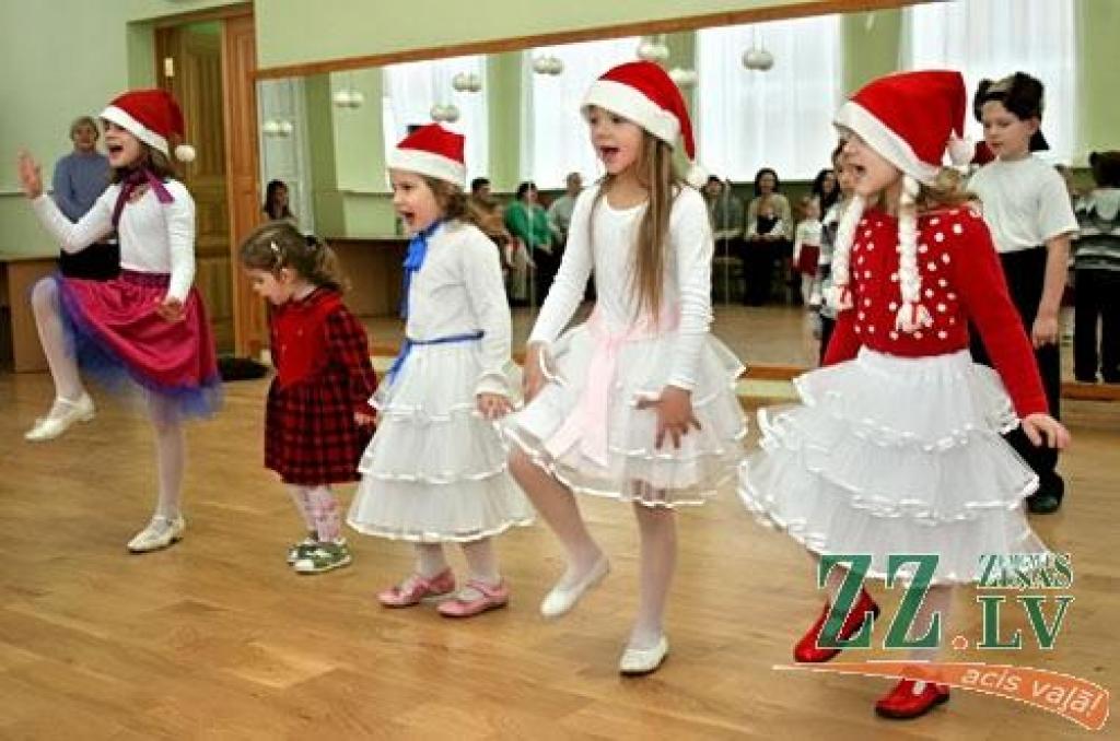 Putniņu deja, Sudmaliņas, dziesmiņas, pikošanās ar baltiem baloniem un citi prieki gaidīja mazuļus Jelgavas bērnu jauniešu centra «Junda» Bēbīšu skolas eglītē, kas notika pirmdienas pirmspusdienā.
«Mūsu Adrians skoliņas nodarbības gaida....