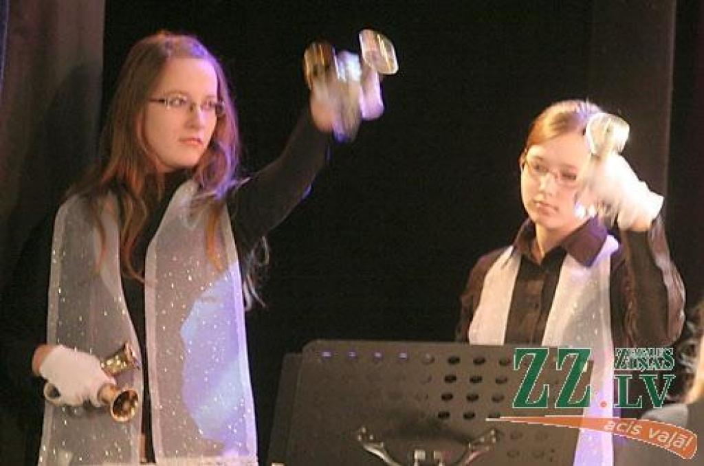 27.decembrī Jelgavas kultūras namā izskanēja koncerts «Zelta sirds», kurā tika izpildītas Jāņa Lūsēna dziesmas ar Kārļa Skalbes vārdiem. Tajā pāšā vakarā šī programma tika atskaņota arī Ogres novada Kultūras centrā.

Koncertā dziedāja...