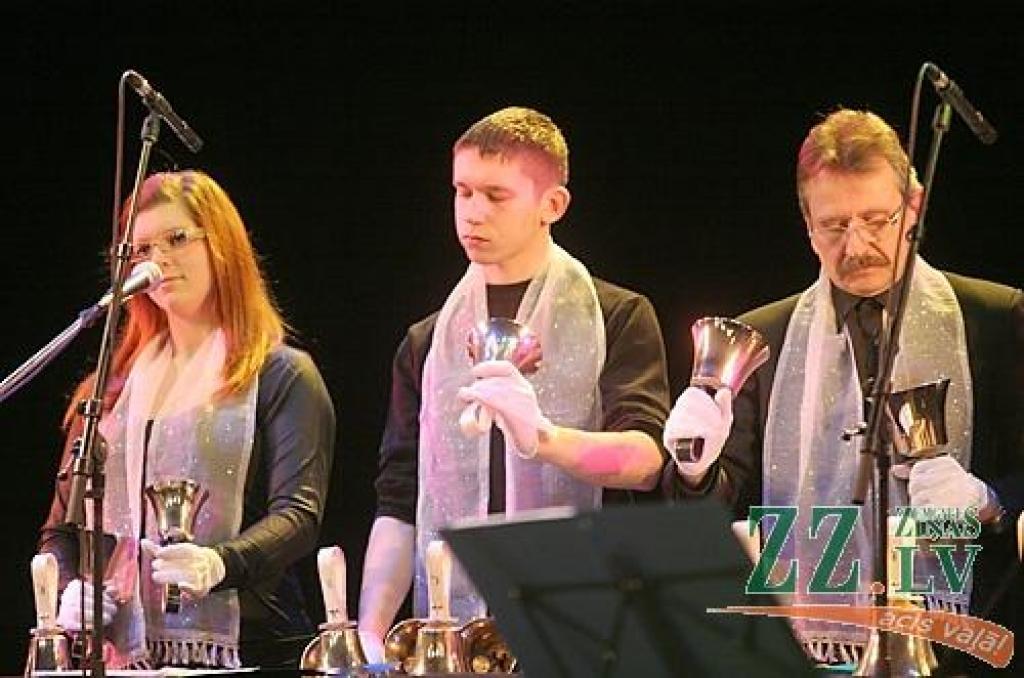 27.decembrī Jelgavas kultūras namā izskanēja koncerts «Zelta sirds», kurā tika izpildītas Jāņa Lūsēna dziesmas ar Kārļa Skalbes vārdiem. Tajā pāšā vakarā šī programma tika atskaņota arī Ogres novada Kultūras centrā.

Koncertā dziedāja...