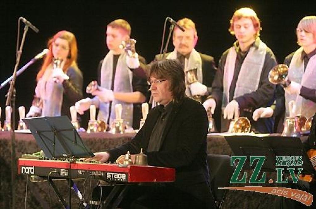27.decembrī Jelgavas kultūras namā izskanēja koncerts «Zelta sirds», kurā tika izpildītas Jāņa Lūsēna dziesmas ar Kārļa Skalbes vārdiem. Tajā pāšā vakarā šī programma tika atskaņota arī Ogres novada Kultūras centrā.

Koncertā dziedāja...