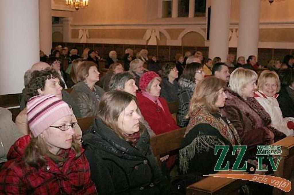 Šodien Sv.Annas katedrālē bija atkalredzēšanās ar ērģelnieku Aigaru Reini, tenoru Jāni Kurševu un citiem, kas turpināja vakardienas koncerta uzburto noskaņu un arī katedtrāles muzikālo tradīciju.

Otrajos Ziemassvētkos, 26.decembrī,...
