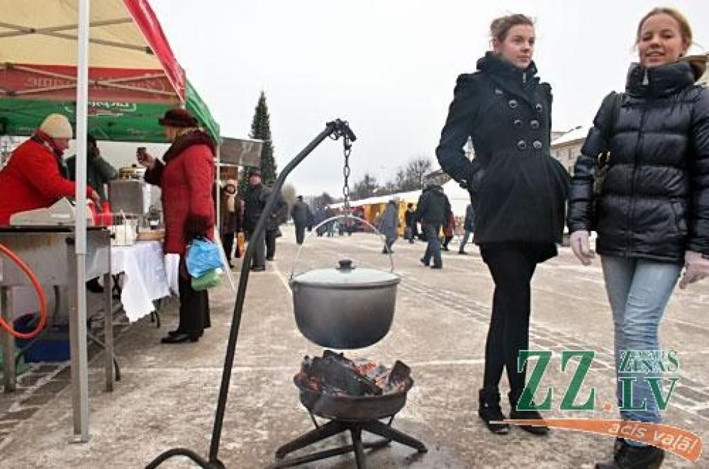 19.decembrī, Jelgavas centrā, Hercoga Jēkaba laukumā notika ikgadējais Ziemassvētku tirdziņš.