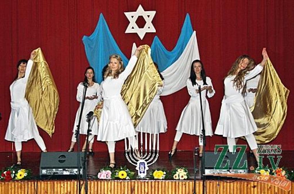 20.decembrī Jelgavas Amatu skolas aktu zālē notika Ebreju kultūras nedēļas noslēguma koncerts «Hanuka» – «חנוכה».

Koncertā ar ebreju tradicionālo deju priekšnesumiem uzstājās Jelgavas ebreju biedrības deju kolektīvs «Simha» (vadītājs...