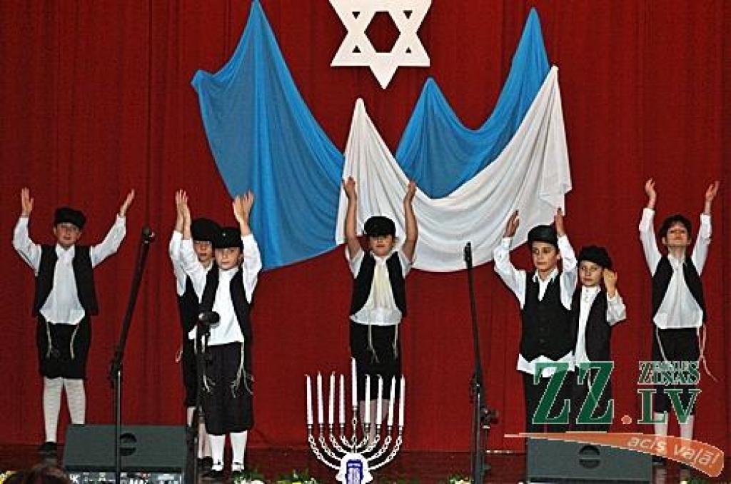 20.decembrī Jelgavas Amatu skolas aktu zālē notika Ebreju kultūras nedēļas noslēguma koncerts «Hanuka» – «חנוכה».

Koncertā ar ebreju tradicionālo deju priekšnesumiem uzstājās Jelgavas ebreju biedrības deju kolektīvs «Simha» (vadītājs...