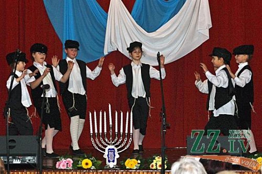 20.decembrī Jelgavas Amatu skolas aktu zālē notika Ebreju kultūras nedēļas noslēguma koncerts «Hanuka» – «חנוכה».

Koncertā ar ebreju tradicionālo deju priekšnesumiem uzstājās Jelgavas ebreju biedrības deju kolektīvs «Simha» (vadītājs...