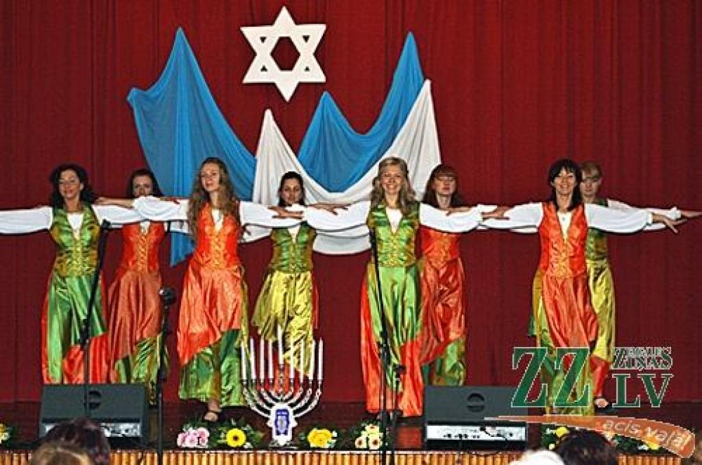 20.decembrī Jelgavas Amatu skolas aktu zālē notika Ebreju kultūras nedēļas noslēguma koncerts «Hanuka» – «חנוכה».

Koncertā ar ebreju tradicionālo deju priekšnesumiem uzstājās Jelgavas ebreju biedrības deju kolektīvs «Simha» (vadītājs...