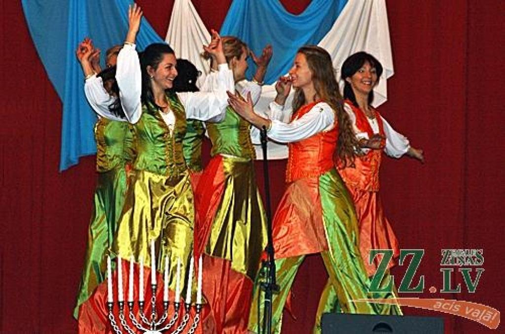 20.decembrī Jelgavas Amatu skolas aktu zālē notika Ebreju kultūras nedēļas noslēguma koncerts «Hanuka» – «חנוכה».

Koncertā ar ebreju tradicionālo deju priekšnesumiem uzstājās Jelgavas ebreju biedrības deju kolektīvs «Simha» (vadītājs...