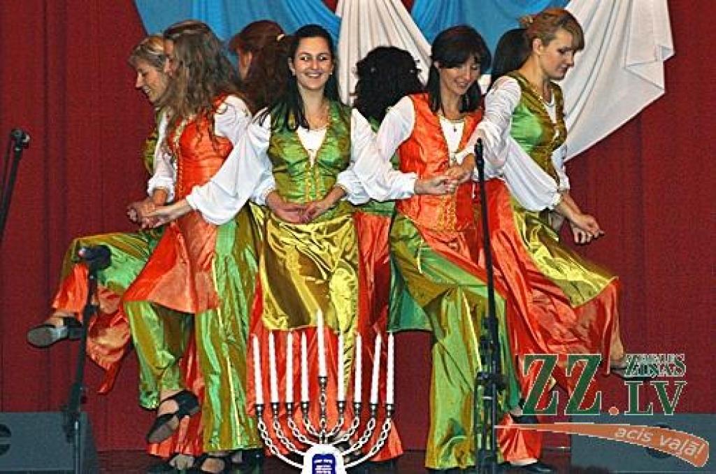 20.decembrī Jelgavas Amatu skolas aktu zālē notika Ebreju kultūras nedēļas noslēguma koncerts «Hanuka» – «חנוכה».

Koncertā ar ebreju tradicionālo deju priekšnesumiem uzstājās Jelgavas ebreju biedrības deju kolektīvs «Simha» (vadītājs...
