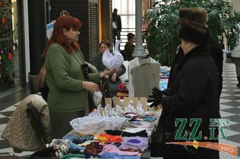 Sabiedrības integrācijas biroja organizētajā labdarības tirdziņā «Dāsnums mūžam neizsmeļams» šogad savus adījumus, tamborējumus, izšuvumus un citus roku darinājumus piedāvāja dažādu pilsētas organizāciju biedri.
Diemžēl paši autori...