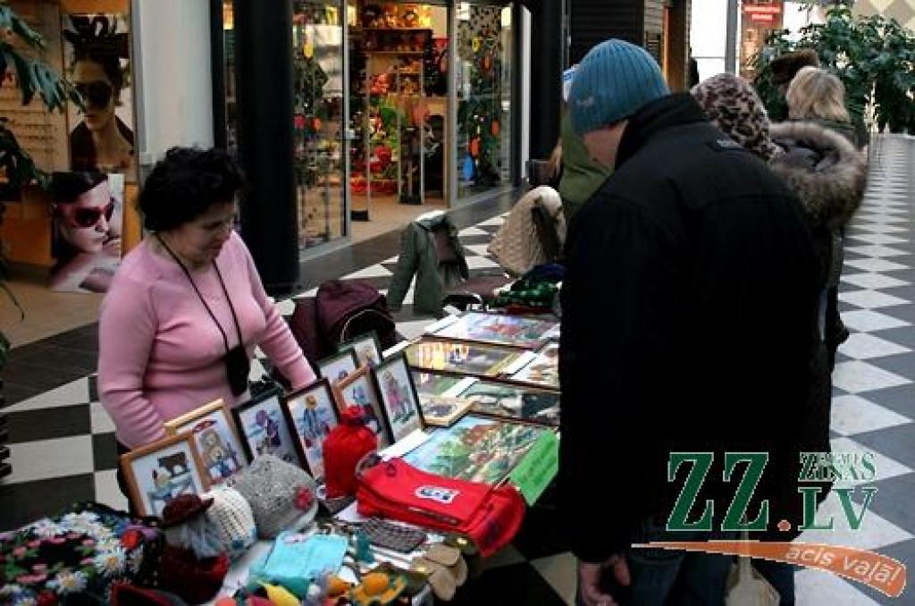 Sabiedrības integrācijas biroja organizētajā labdarības tirdziņā «Dāsnums mūžam neizsmeļams» šogad savus adījumus, tamborējumus, izšuvumus un citus roku darinājumus piedāvāja dažādu pilsētas organizāciju biedri.
Diemžēl paši autori...
