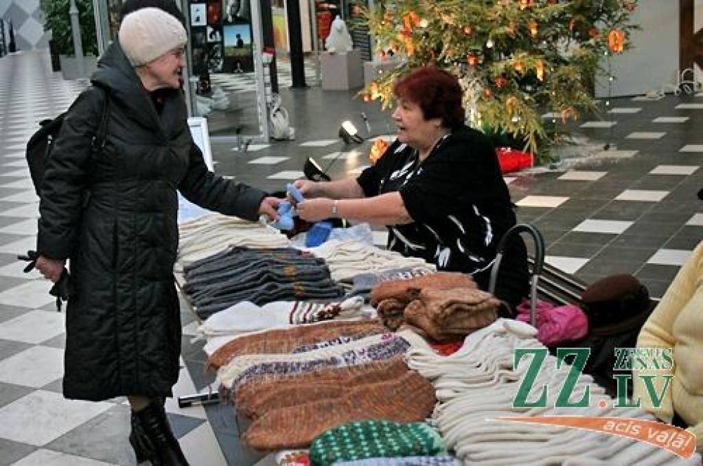 Sabiedrības integrācijas biroja organizētajā labdarības tirdziņā «Dāsnums mūžam neizsmeļams» šogad savus adījumus, tamborējumus, izšuvumus un citus roku darinājumus piedāvāja dažādu pilsētas organizāciju biedri.
Diemžēl paši autori...