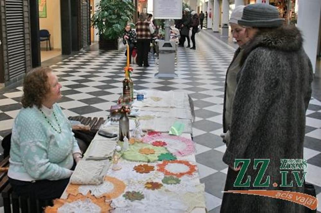 Sabiedrības integrācijas biroja organizētajā labdarības tirdziņā «Dāsnums mūžam neizsmeļams» šogad savus adījumus, tamborējumus, izšuvumus un citus roku darinājumus piedāvāja dažādu pilsētas organizāciju biedri.
Diemžēl paši autori...