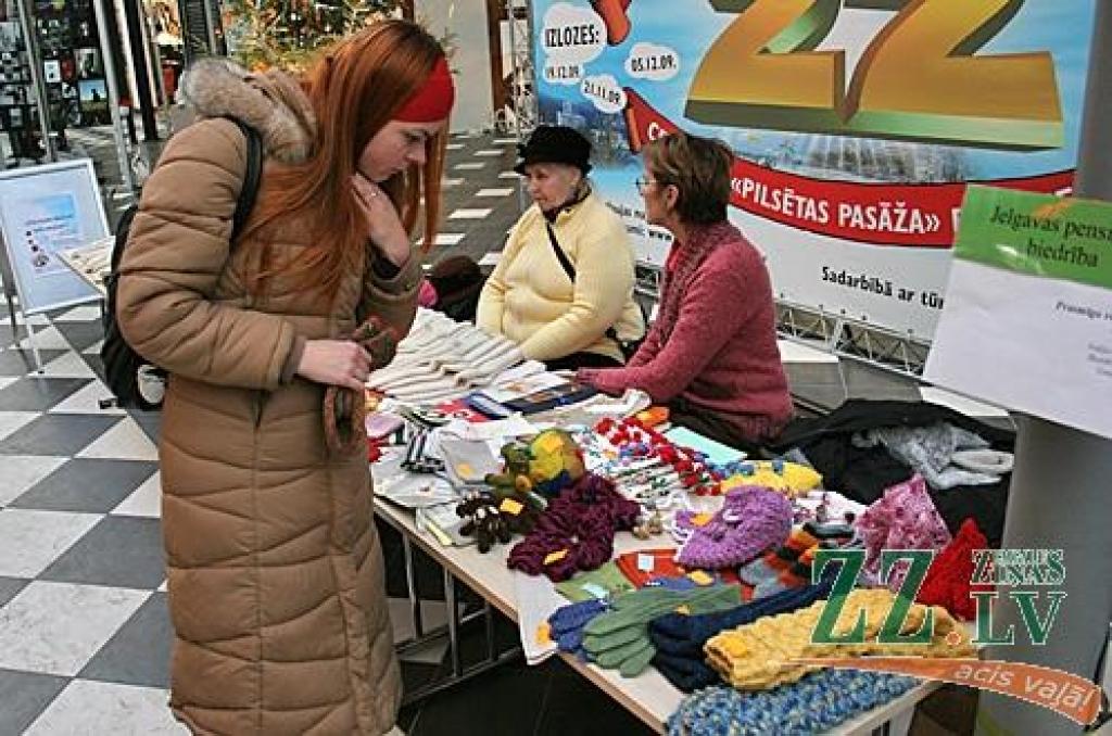 Sabiedrības integrācijas biroja organizētajā labdarības tirdziņā «Dāsnums mūžam neizsmeļams» šogad savus adījumus, tamborējumus, izšuvumus un citus roku darinājumus piedāvāja dažādu pilsētas organizāciju biedri.
Diemžēl paši autori...