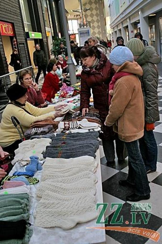 Sabiedrības integrācijas biroja organizētajā labdarības tirdziņā «Dāsnums mūžam neizsmeļams» šogad savus adījumus, tamborējumus, izšuvumus un citus roku darinājumus piedāvāja dažādu pilsētas organizāciju biedri.
Diemžēl paši autori...