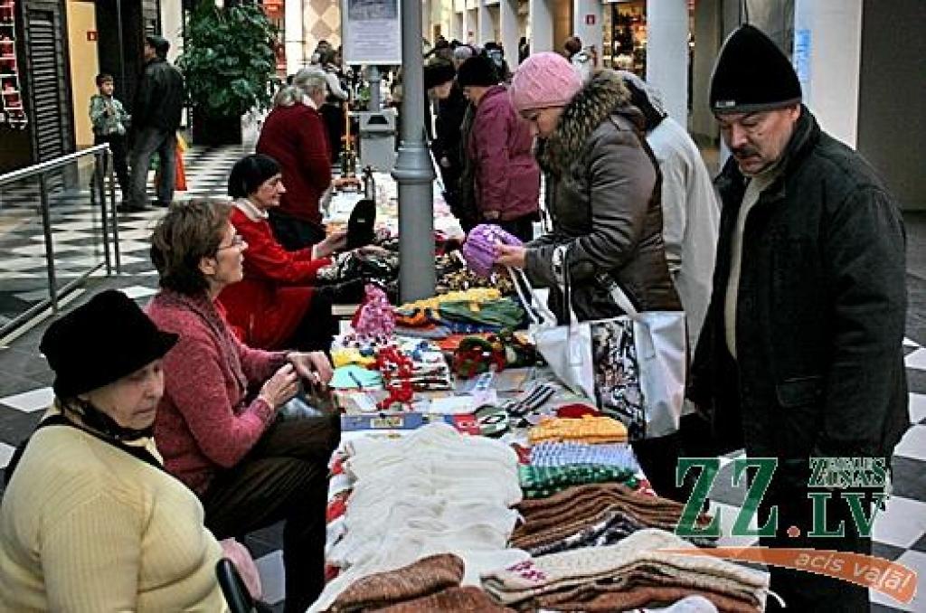 Sabiedrības integrācijas biroja organizētajā labdarības tirdziņā «Dāsnums mūžam neizsmeļams» šogad savus adījumus, tamborējumus, izšuvumus un citus roku darinājumus piedāvāja dažādu pilsētas organizāciju biedri.
Diemžēl paši autori...