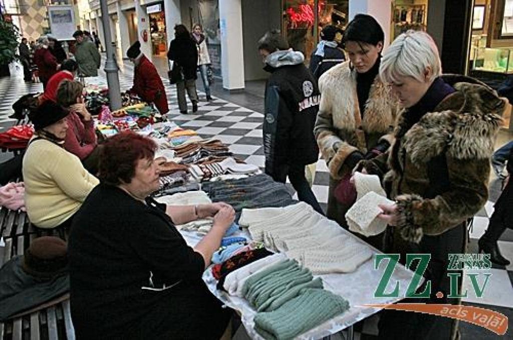Sabiedrības integrācijas biroja organizētajā labdarības tirdziņā «Dāsnums mūžam neizsmeļams» šogad savus adījumus, tamborējumus, izšuvumus un citus roku darinājumus piedāvāja dažādu pilsētas organizāciju biedri.
Diemžēl paši autori...