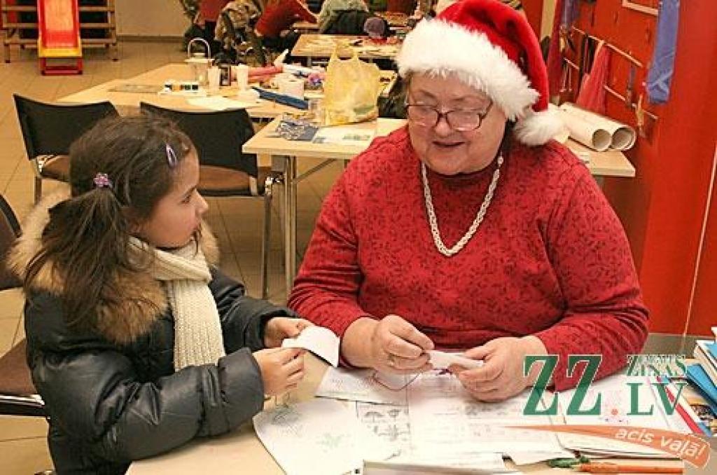 «Tuvojoties svētkiem sazinājos ar domubiedriem, kuri ir gatavi kā brīvprātīgie bērniem mācīt izgatavot apsveikumus, iesaiņot dāvanas rotāt piparkūkas, sazinājos arī ar lielveikalu «Pilsētas pasāža», kurš savukārt piekrita šim projektam...