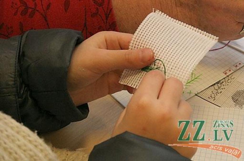 «Tuvojoties svētkiem sazinājos ar domubiedriem, kuri ir gatavi kā brīvprātīgie bērniem mācīt izgatavot apsveikumus, iesaiņot dāvanas rotāt piparkūkas, sazinājos arī ar lielveikalu «Pilsētas pasāža», kurš savukārt piekrita šim projektam...