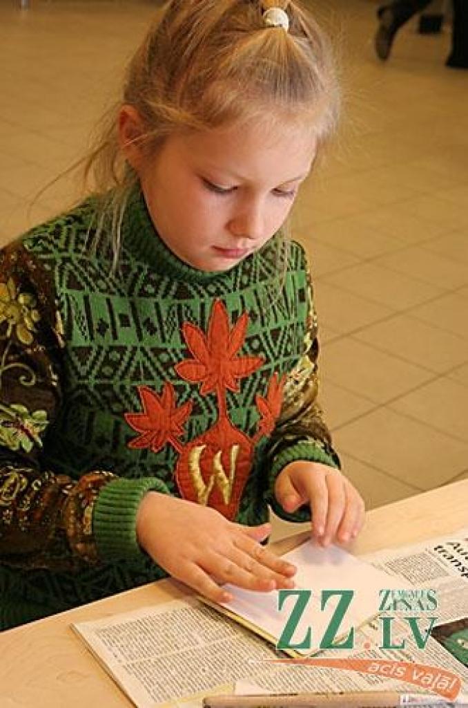 «Tuvojoties svētkiem sazinājos ar domubiedriem, kuri ir gatavi kā brīvprātīgie bērniem mācīt izgatavot apsveikumus, iesaiņot dāvanas rotāt piparkūkas, sazinājos arī ar lielveikalu «Pilsētas pasāža», kurš savukārt piekrita šim projektam...