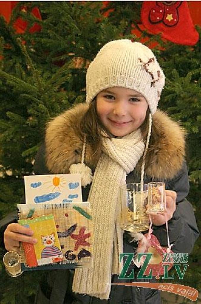 «Tuvojoties svētkiem sazinājos ar domubiedriem, kuri ir gatavi kā brīvprātīgie bērniem mācīt izgatavot apsveikumus, iesaiņot dāvanas rotāt piparkūkas, sazinājos arī ar lielveikalu «Pilsētas pasāža», kurš savukārt piekrita šim projektam...