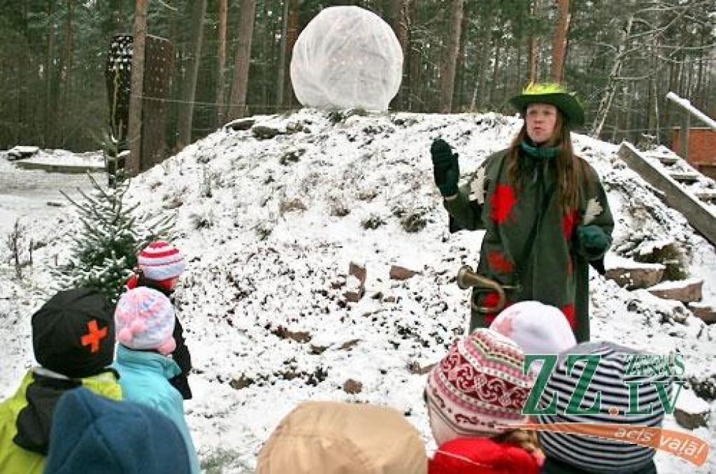 Ap 40 pirmklasnieku no visām Jelgavas skolām 14.decembrī gāja rotaļās, cepa piparkūkas, dzēra tēju, veidoja un saņēma Ziemassvētku dāvanas «Rūķu ciema» atklāšanas pasākumā Lediņos. Bērnu un jauniešu centra «Junda» direktores vietniece Inga...
