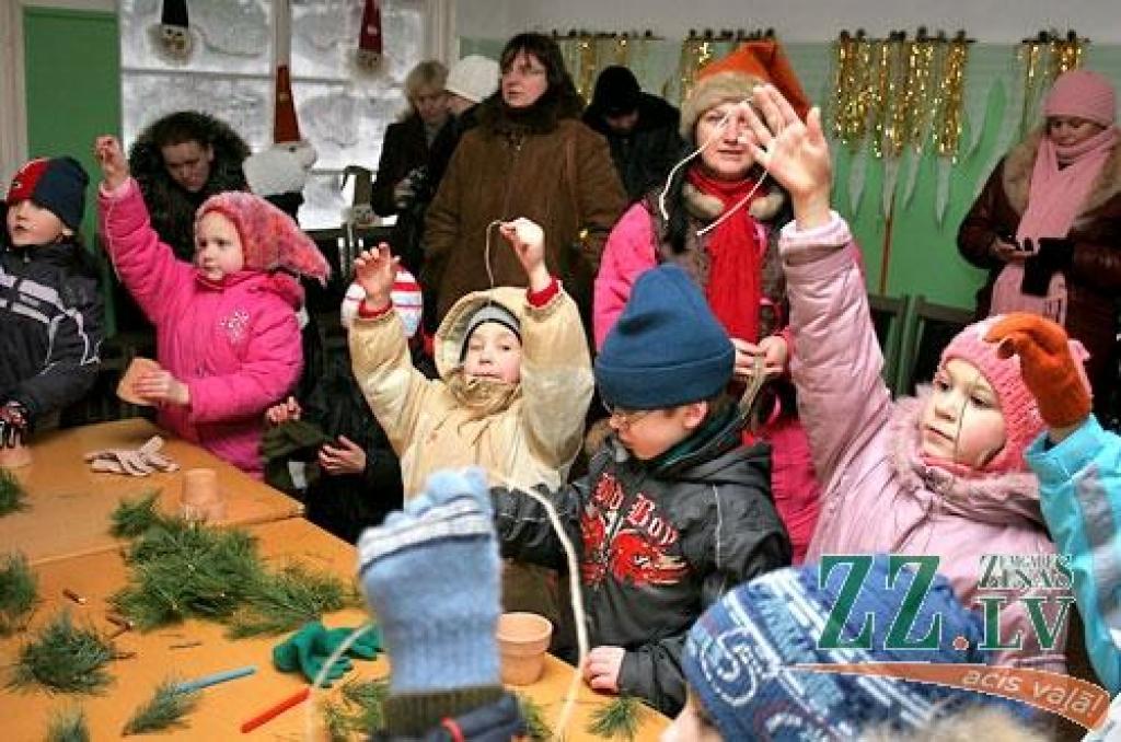 Ap 40 pirmklasnieku no visām Jelgavas skolām 14.decembrī gāja rotaļās, cepa piparkūkas, dzēra tēju, veidoja un saņēma Ziemassvētku dāvanas «Rūķu ciema» atklāšanas pasākumā Lediņos. Bērnu un jauniešu centra «Junda» direktores vietniece Inga...