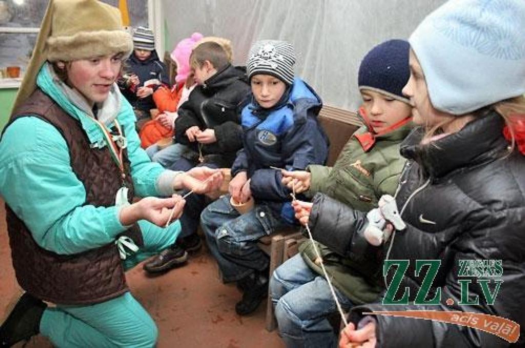 Ap 40 pirmklasnieku no visām Jelgavas skolām 14.decembrī gāja rotaļās, cepa piparkūkas, dzēra tēju, veidoja un saņēma Ziemassvētku dāvanas «Rūķu ciema» atklāšanas pasākumā Lediņos. Bērnu un jauniešu centra «Junda» direktores vietniece Inga...