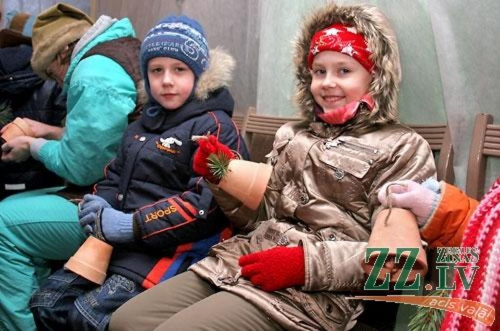 Ap 40 pirmklasnieku no visām Jelgavas skolām 14.decembrī gāja rotaļās, cepa piparkūkas, dzēra tēju, veidoja un saņēma Ziemassvētku dāvanas «Rūķu ciema» atklāšanas pasākumā Lediņos. Bērnu un jauniešu centra «Junda» direktores vietniece Inga...