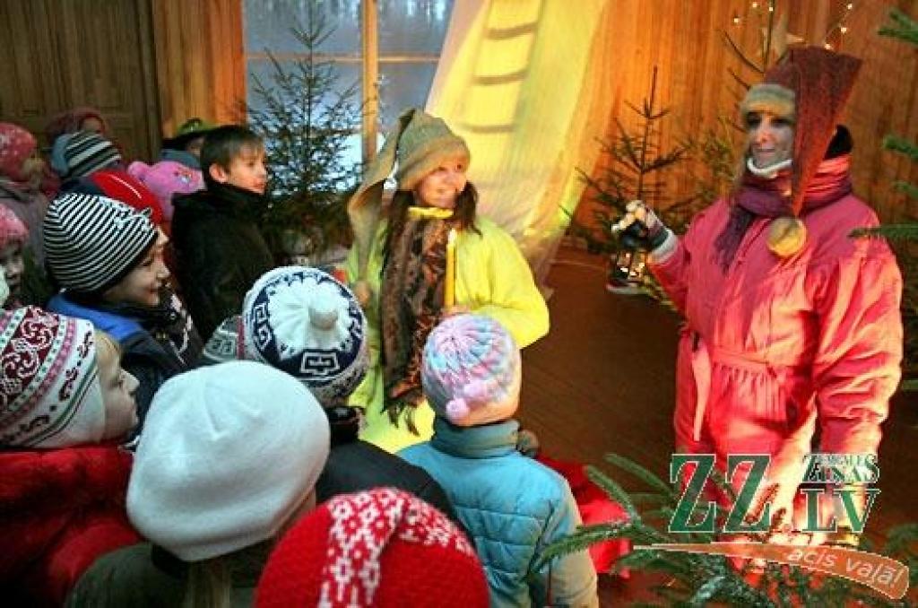 Ap 40 pirmklasnieku no visām Jelgavas skolām 14.decembrī gāja rotaļās, cepa piparkūkas, dzēra tēju, veidoja un saņēma Ziemassvētku dāvanas «Rūķu ciema» atklāšanas pasākumā Lediņos. Bērnu un jauniešu centra «Junda» direktores vietniece Inga...