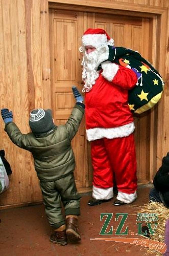 Ap 40 pirmklasnieku no visām Jelgavas skolām 14.decembrī gāja rotaļās, cepa piparkūkas, dzēra tēju, veidoja un saņēma Ziemassvētku dāvanas «Rūķu ciema» atklāšanas pasākumā Lediņos. Bērnu un jauniešu centra «Junda» direktores vietniece Inga...
