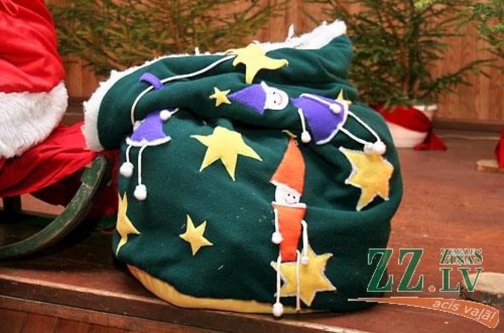 Ap 40 pirmklasnieku no visām Jelgavas skolām 14.decembrī gāja rotaļās, cepa piparkūkas, dzēra tēju, veidoja un saņēma Ziemassvētku dāvanas «Rūķu ciema» atklāšanas pasākumā Lediņos. Bērnu un jauniešu centra «Junda» direktores vietniece Inga...