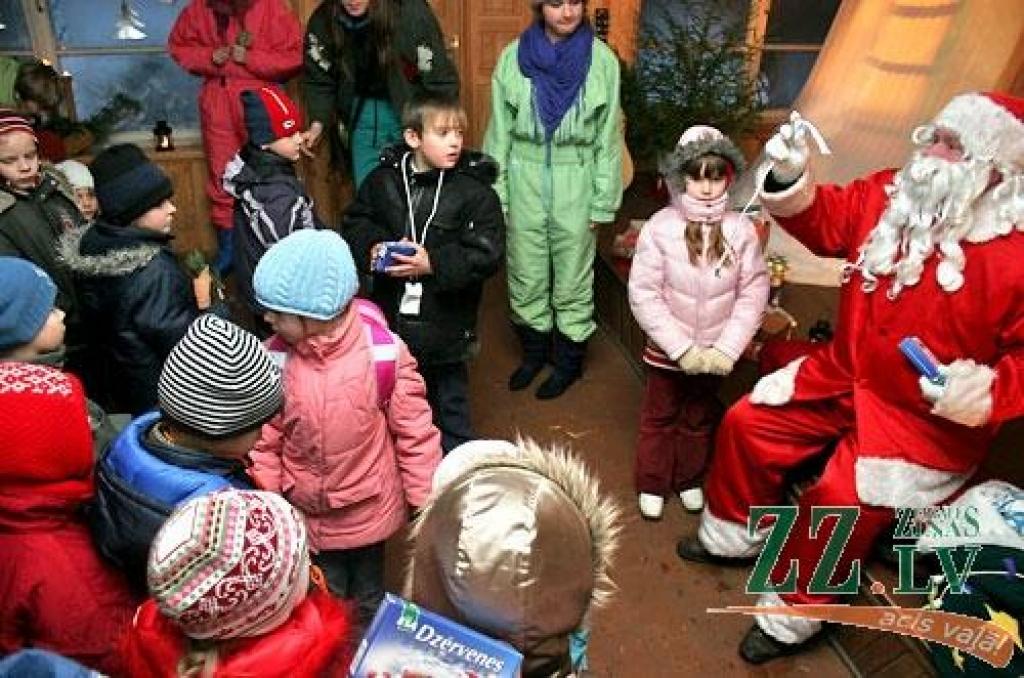 Ap 40 pirmklasnieku no visām Jelgavas skolām 14.decembrī gāja rotaļās, cepa piparkūkas, dzēra tēju, veidoja un saņēma Ziemassvētku dāvanas «Rūķu ciema» atklāšanas pasākumā Lediņos. Bērnu un jauniešu centra «Junda» direktores vietniece Inga...