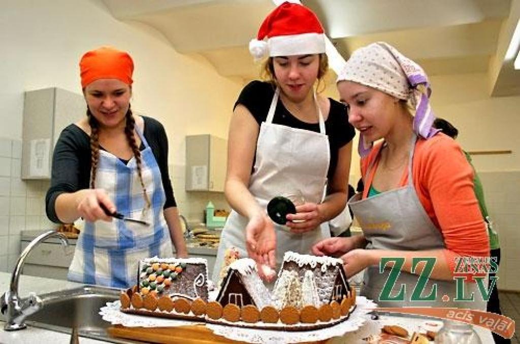 No 8. līdz 15.decembrim Pārtikas tehnoloģijas fakultātes (PTF) Uztura katedras mācību virtuvē, 79.telpā, Jelgavas pilī notiks konkursa darbu izstāde, bet pēc tam piparkūku mājiņas tiks nodotas labdarībai un atbalstītājiem.
«Pirmajai...