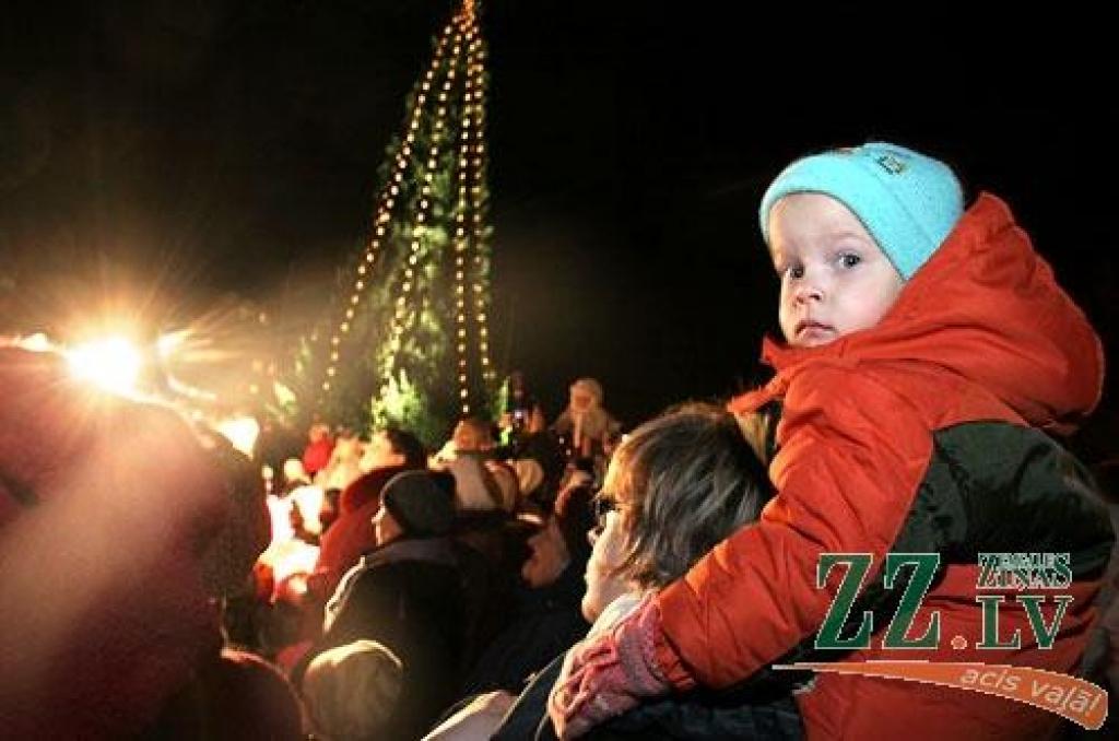 1. decembra vakarā tradicionāli iedegta Jelgavas pilsētas centrālā svētku egle Hercoga Jēkaba laukumā.