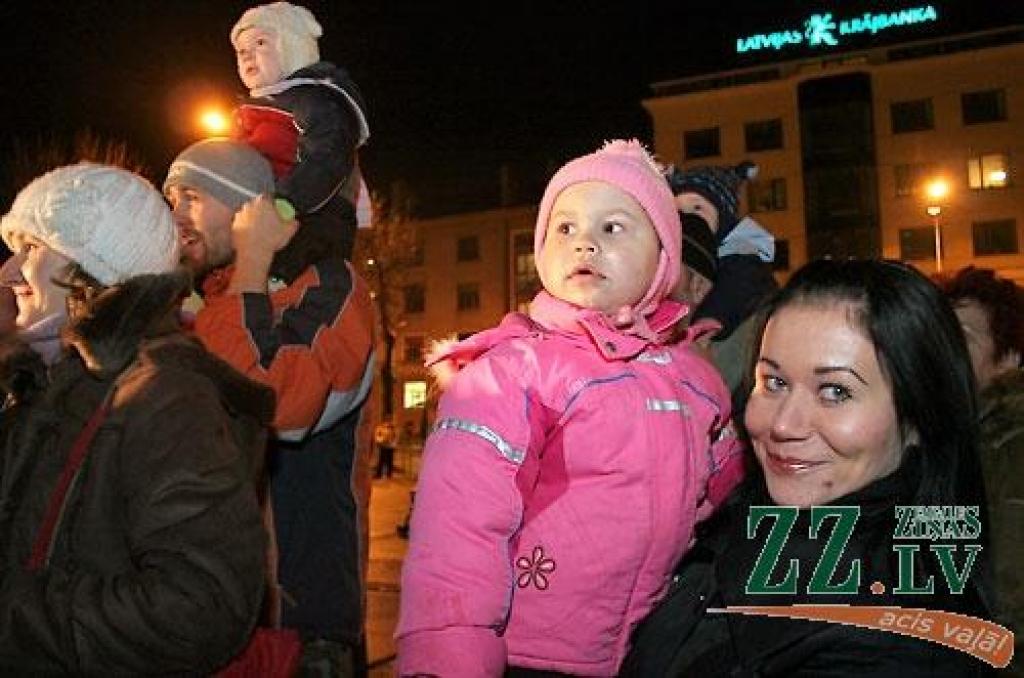 1. decembra vakarā tradicionāli iedegta Jelgavas pilsētas centrālā svētku egle Hercoga Jēkaba laukumā.