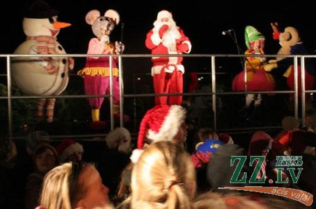 1. decembra vakarā tradicionāli iedegta Jelgavas pilsētas centrālā svētku egle Hercoga Jēkaba laukumā.