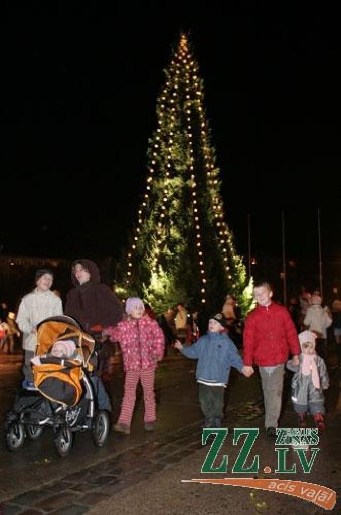 1. decembra vakarā tradicionāli iedegta Jelgavas pilsētas centrālā svētku egle Hercoga Jēkaba laukumā.