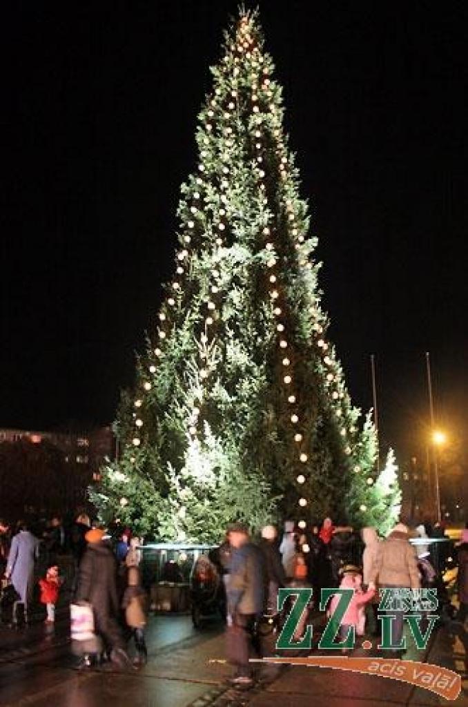 1. decembra vakarā tradicionāli iedegta Jelgavas pilsētas centrālā svētku egle Hercoga Jēkaba laukumā.