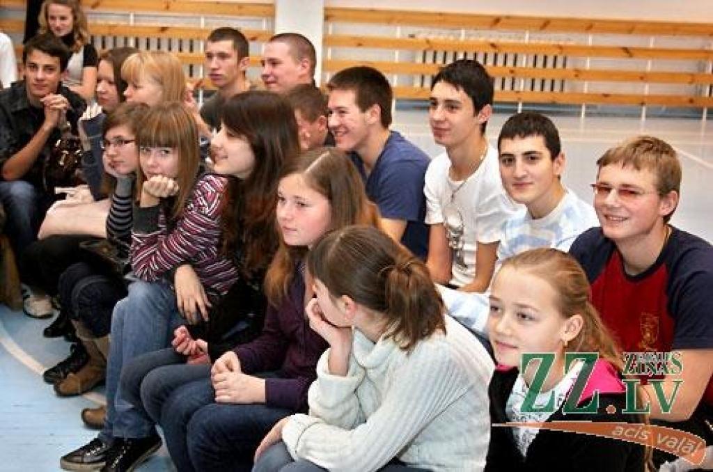 1.decembrī Jelgavas 5.vidusskolā skolēni tikās ar leģendāro basketbolistu un neseno sporta ierēdni Edgaru Šnepu. Tikšanos organizēja Sabiedrības integrācijas birojs pasākumu cikla «Izcilas personības – jelgavnieki» gaitā.