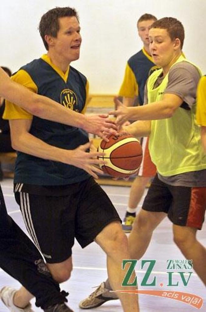 1.decembrī Jelgavas 5.vidusskolā skolēni tikās ar leģendāro basketbolistu un neseno sporta ierēdni Edgaru Šnepu. Tikšanos organizēja Sabiedrības integrācijas birojs pasākumu cikla «Izcilas personības – jelgavnieki» gaitā.