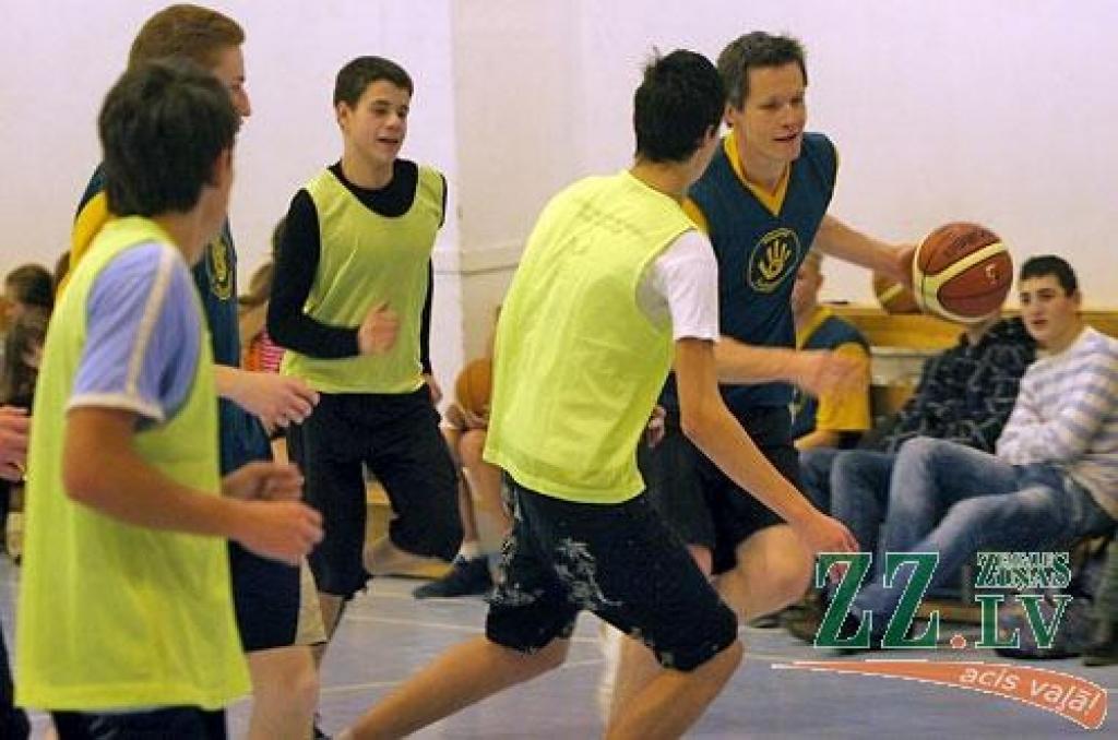 1.decembrī Jelgavas 5.vidusskolā skolēni tikās ar leģendāro basketbolistu un neseno sporta ierēdni Edgaru Šnepu. Tikšanos organizēja Sabiedrības integrācijas birojs pasākumu cikla «Izcilas personības – jelgavnieki» gaitā.