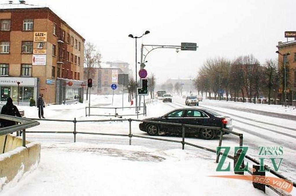 Pirms Otrā Pasaules kara, nobraucot no Driksas tilta, pirmā ēka Pils ielas* kreisajā pusē uz Upes ielas (Čakstes bulvāra) stūra bija leģendārā «Lindes viesnīca» ar raksturīgo tornīti.

Tiesa, hercogu laikos tajā pašā vietā bija «Pils...