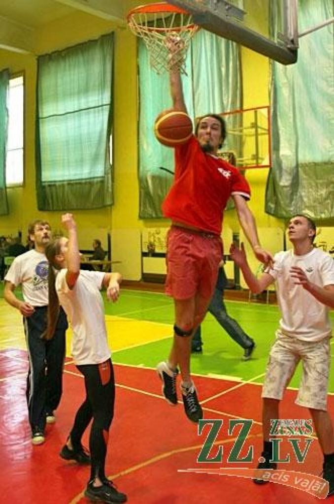Visas fakultātes un kopumā 11 struktūrvienības bija pārstāvētas LLU gadskārtējā darbinieku sporta dienā, lai mērotos spēkiem dažādās sacensībās.
Sporta namā bija jāierodas ar jau izpildītu mājasdarbu par tēmu «Kā pavadījāt divu nedēļu...