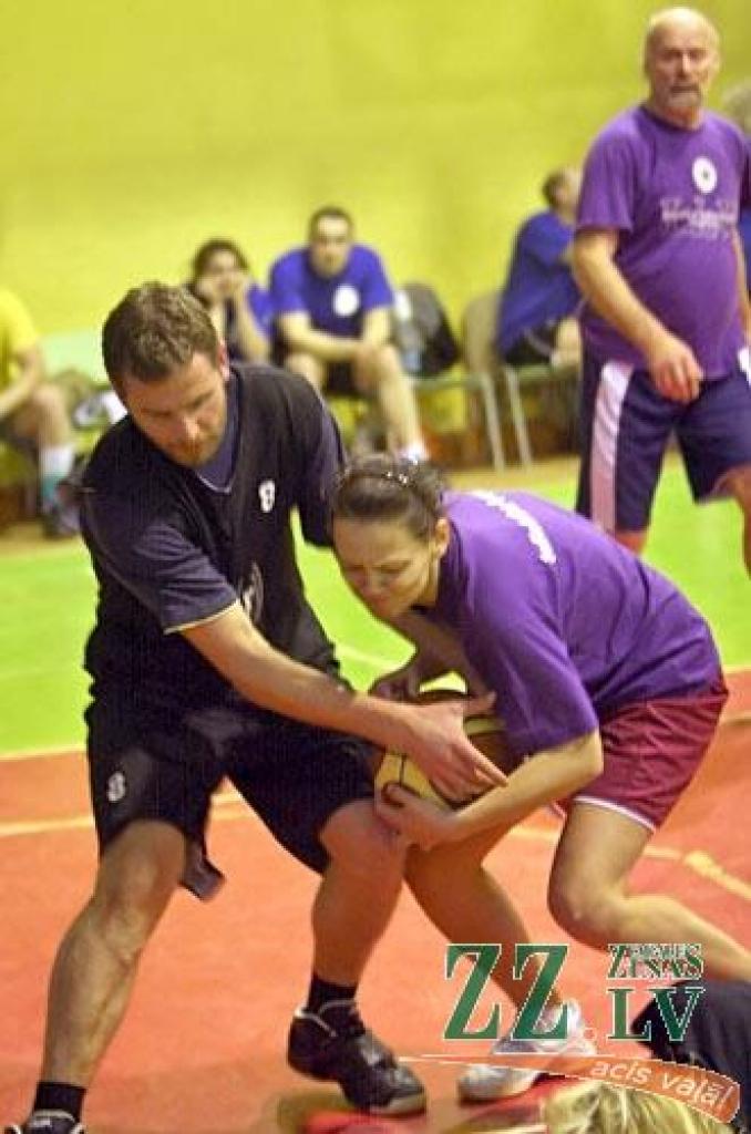 Visas fakultātes un kopumā 11 struktūrvienības bija pārstāvētas LLU gadskārtējā darbinieku sporta dienā, lai mērotos spēkiem dažādās sacensībās.
Sporta namā bija jāierodas ar jau izpildītu mājasdarbu par tēmu «Kā pavadījāt divu nedēļu...
